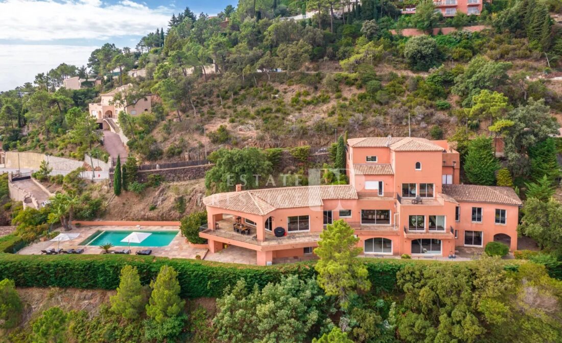 THEOULE SUR MER – Une superbe villa en sommet de colline avec piscine et vue mer panoramique