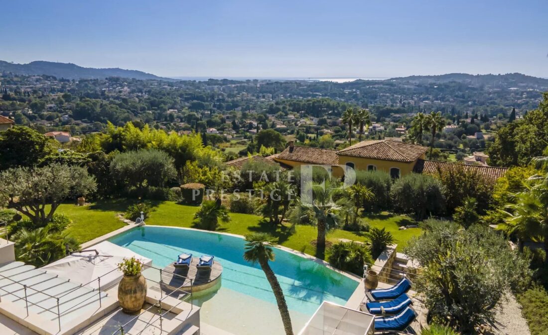 MOUGINS – Splendid property with sea view