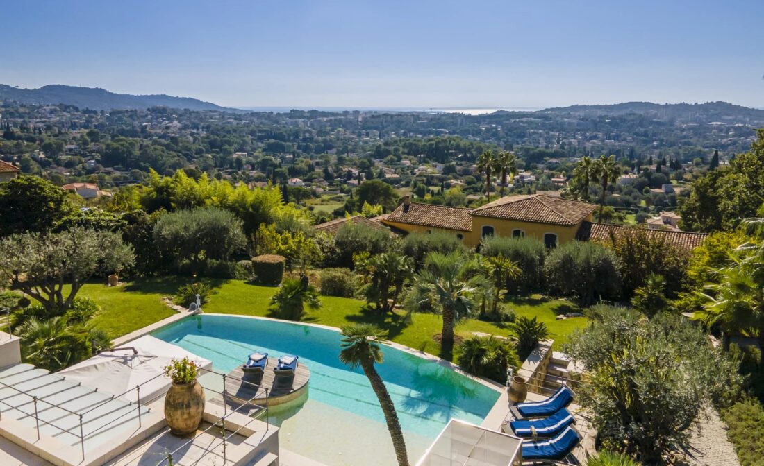 MOUGINS – Splendide propriété avec vue mer