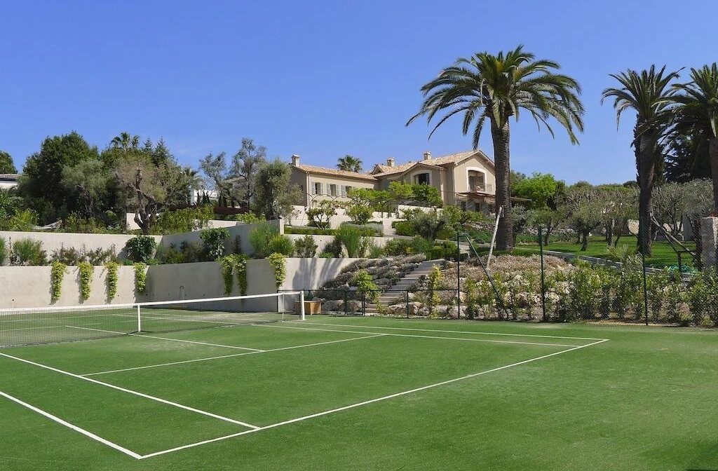 CAP D’ANTIBES – Superb property with tennis and swimming pool