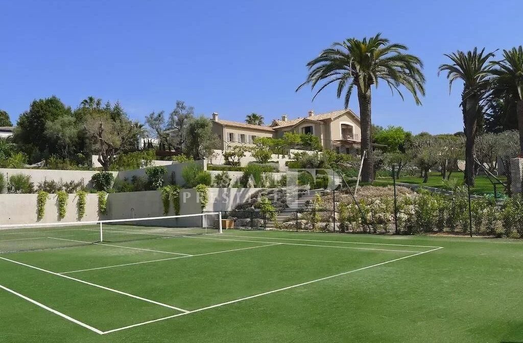 CAP D’ANTIBES – Superbe propriété avec tennis et piscine