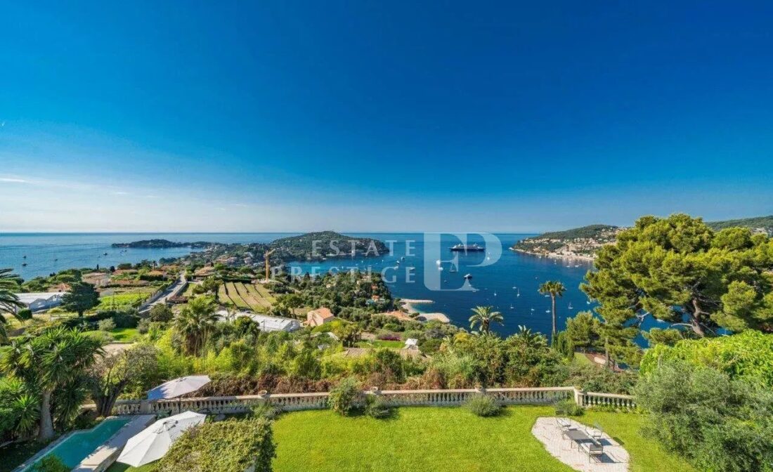 VILLEFRANCHE-SUR-MER : Villa Art Déco avec Vue Panoramique sur la Mer