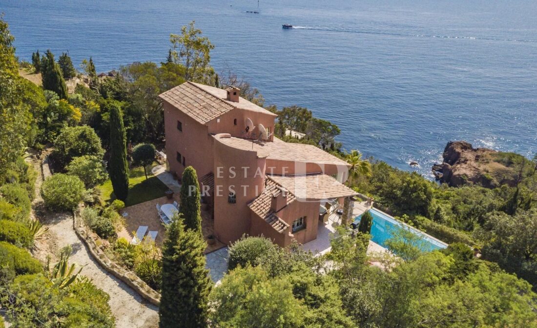 THEOULE-SUR-MER – Charming house in gated estate with panoramic sea view