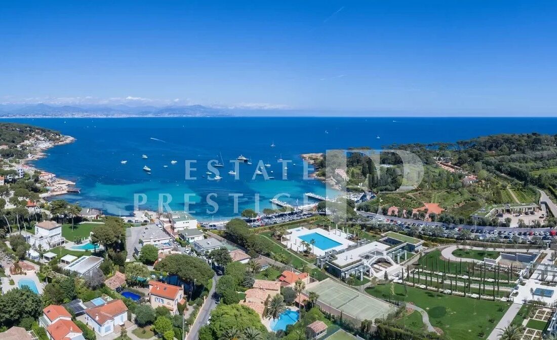 CAP D’ANTIBES – Charming villa in a secured residence walking distance to the sea in