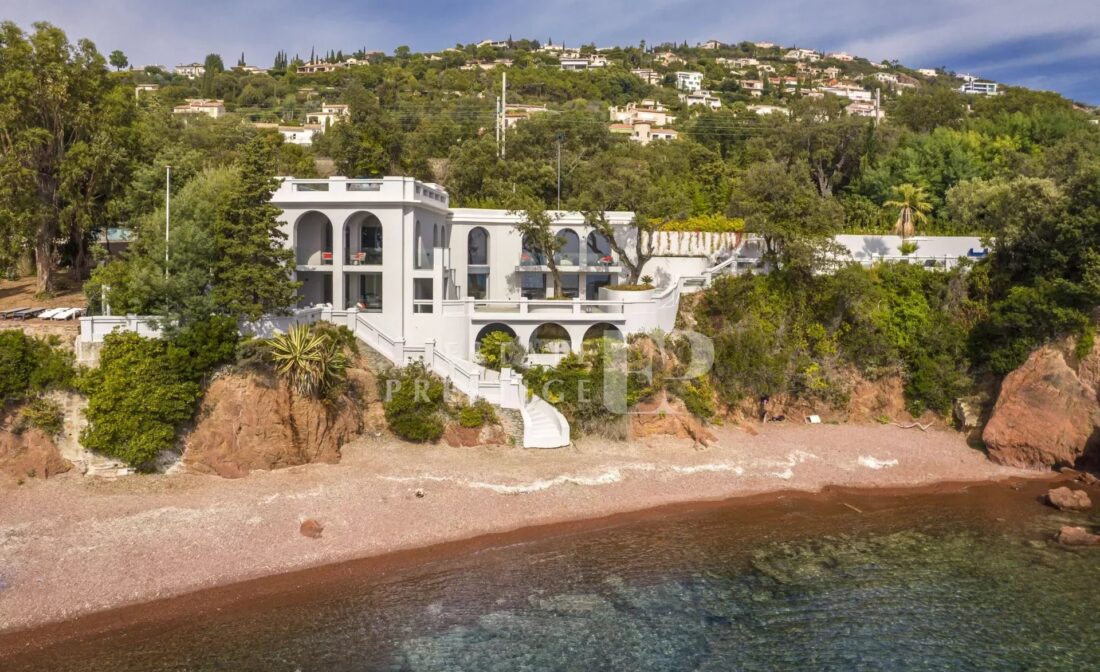 SAINT RAPHAEL – An exceptional waterfront property with swimming pool and direct access to the beach
