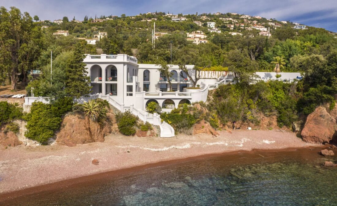 SAINT RAPHAEL – An exceptional waterfront property with swimming pool and direct access to the beach