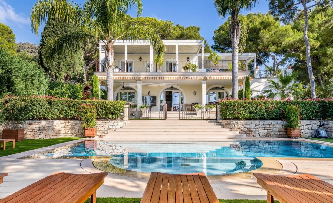 SAINT JEAN CAP FERRAT –   Beautiful villa with swimming pool and close to Grand Hotel.