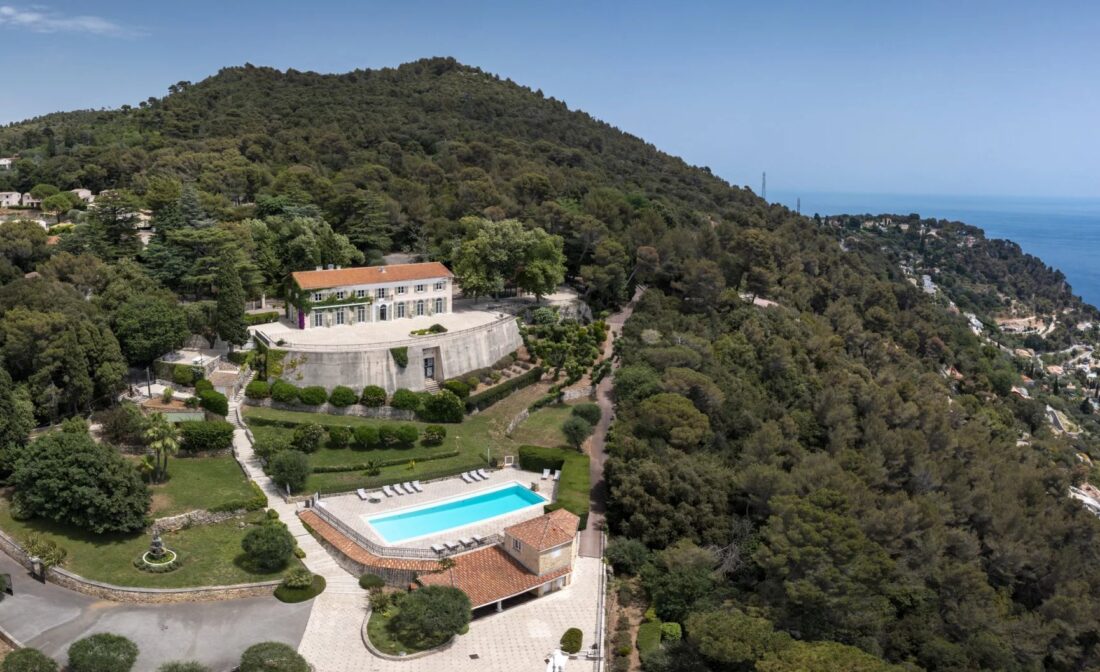 10 minutes from Monaco and 5 minutes from Nice: exceptional 3-hectare estate with a helicopter landing pad.