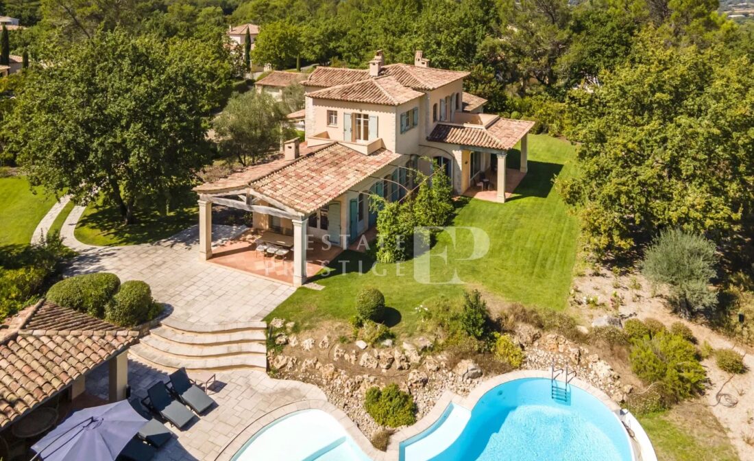 TOURETTES : Tres belle villa sur le Golf de Terre Blanche en Provence