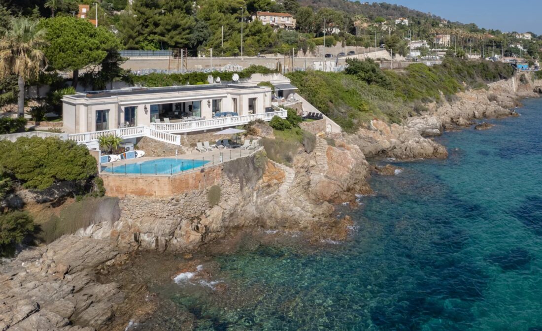 CANNES PALM BEACH – Unique Villa pied dans l’eau avec piscine et accès direct à la mer