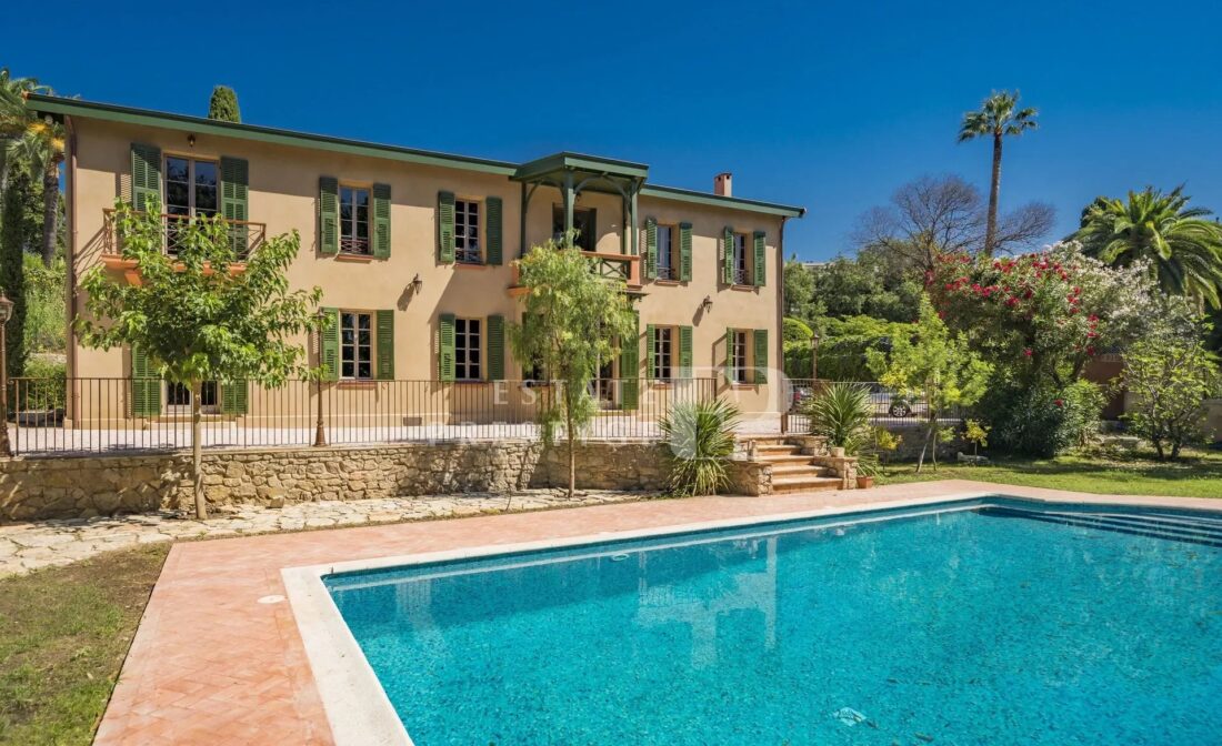 CANNES  – Historic property a few meters from the beach in a quiet environment