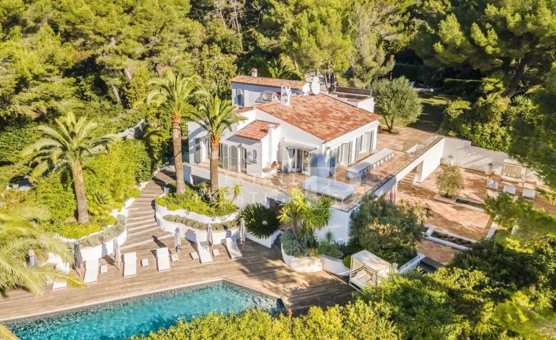 CANNES – Villa with beautiful sea view