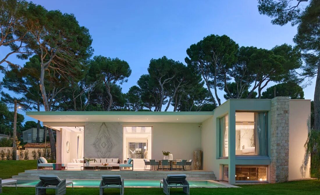 CAP D’ANTIBES – Une belle villa moderne proche de la plage.