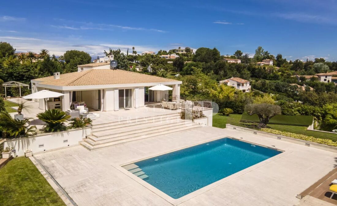 SUPER-CANNES – Villa familiale avec piscine dans quartier residentiel et aperçu mer