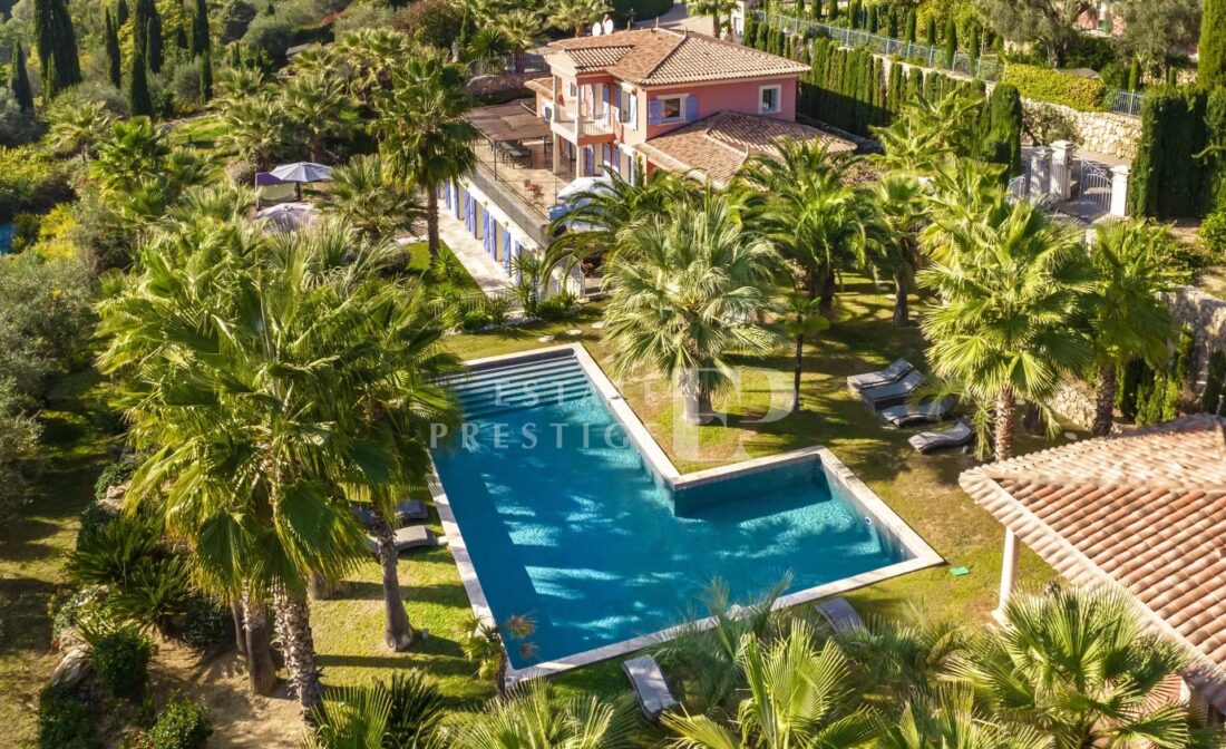 GRASSE : Une luxueuse villa provençale avec vue panoramique.