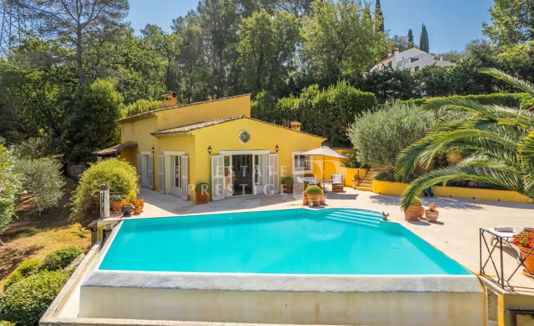 MOUGINS – Villa with Scenic Views and Exclusive Access to the Royal Mougins Golf Club
