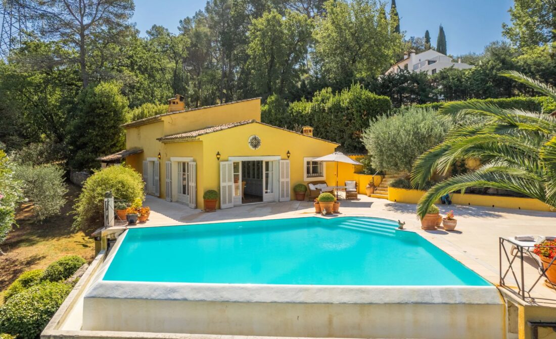 MOUGINS – Villa avec Vues  et Accès Exclusif au Royal Mougins Golf Club