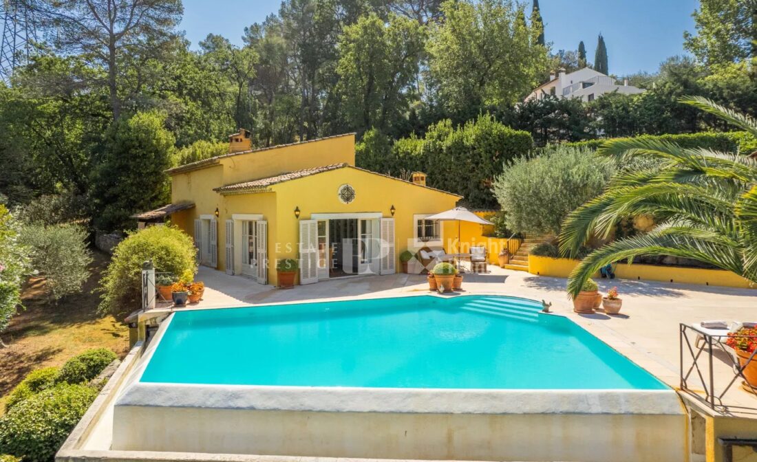 MOUGINS – Villa avec Vues  et Accès Exclusif au Royal Mougins Golf Club