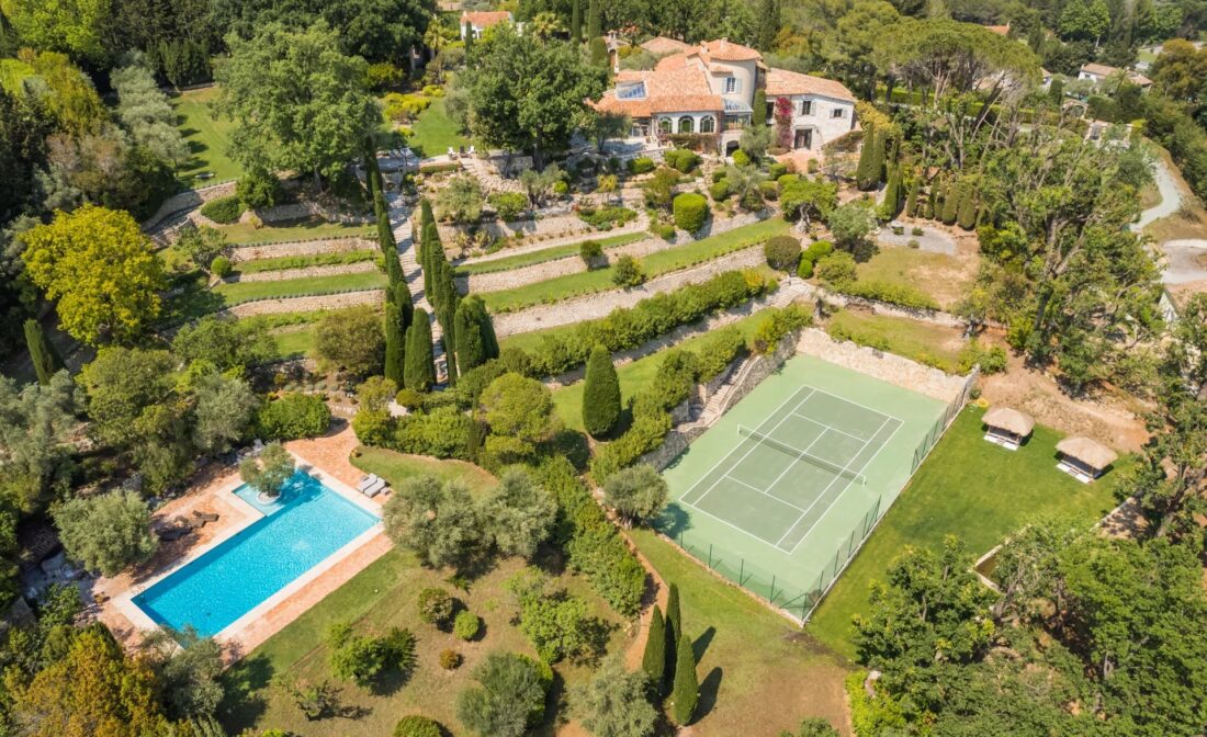 MOUGINS – Splendide bastide entièrement rénovée avec vue mer, terrain de tennis et chapelle