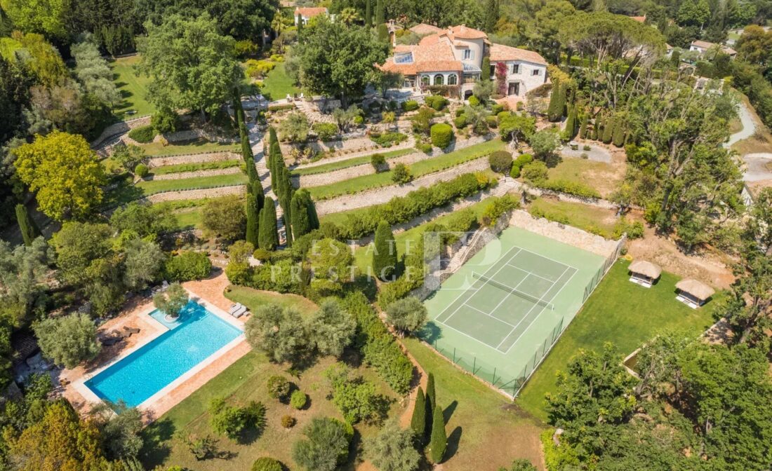 MOUGINS – Splendide bastide entièrement rénovée avec vue mer, terrain de tennis et chapelle