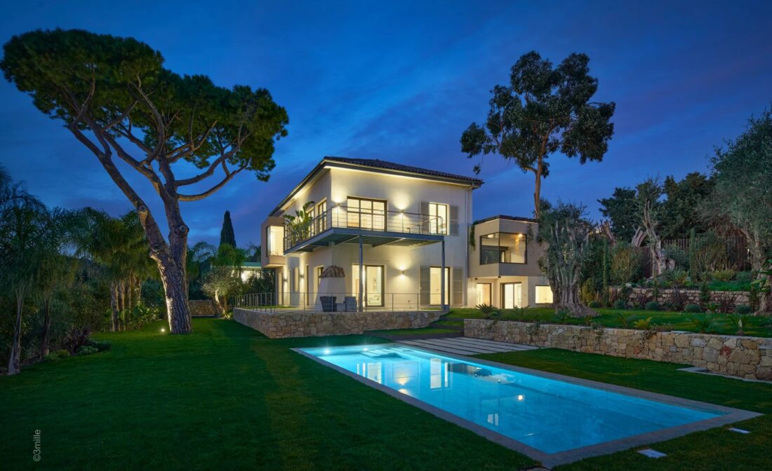 CANNES / LE CANNET – Modern villa with breathtaking panoramic sea views