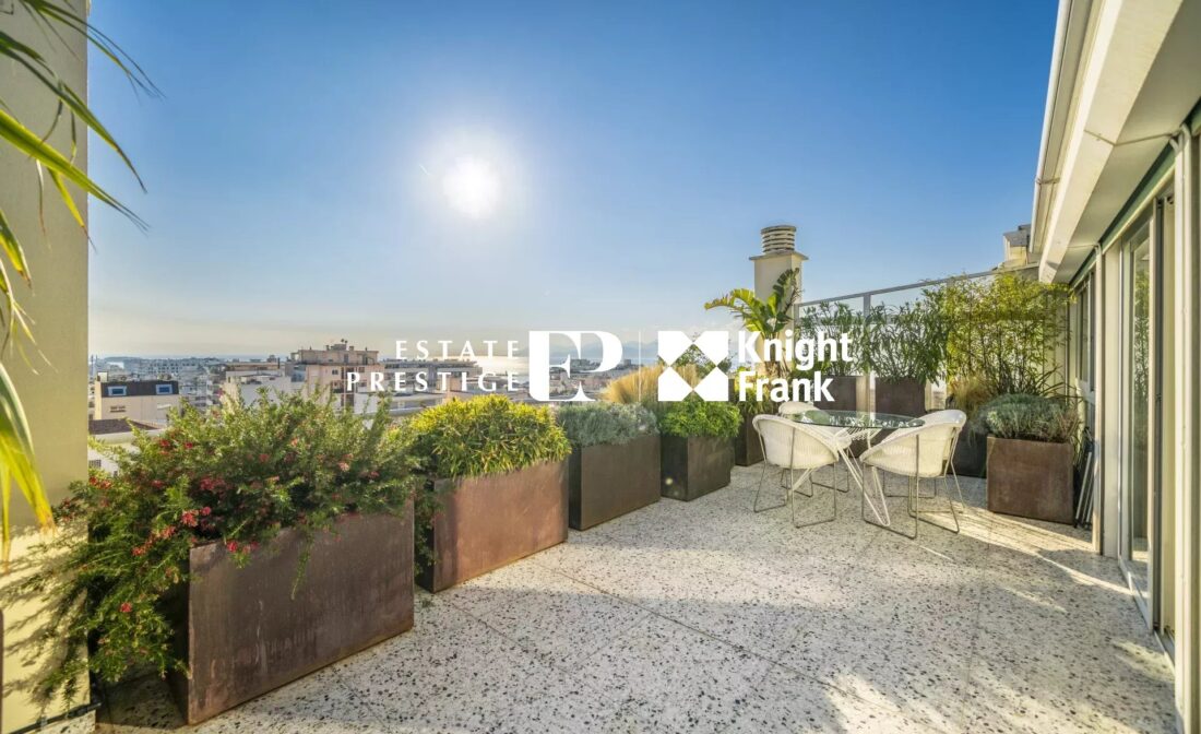 CANNES – Duplex Penthouse avec vue mer entièrement rénové