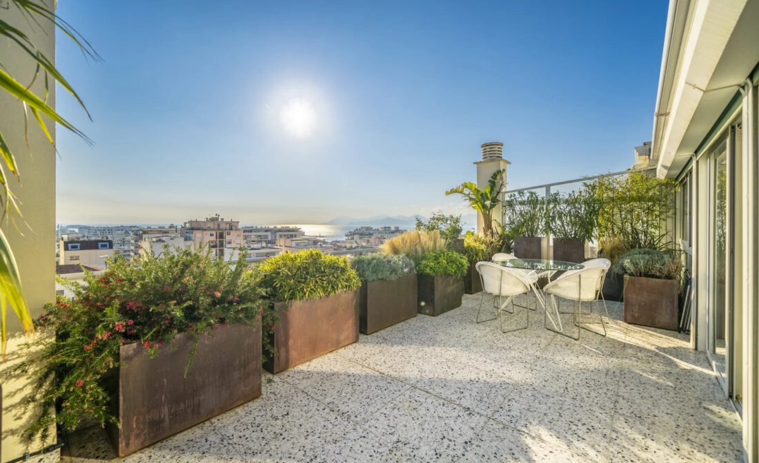 CANNES – Fully renovated duplex penthouse with sea view