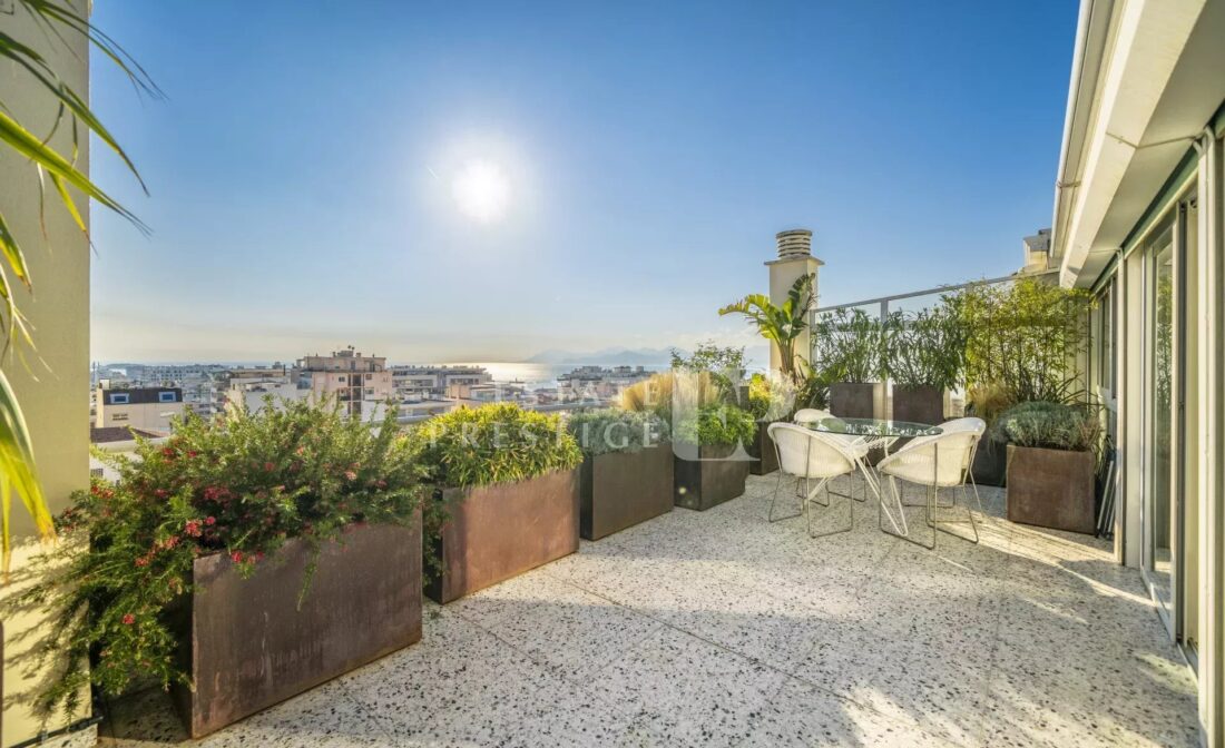 CANNES – Duplex Penthouse avec vue mer entièrement rénové