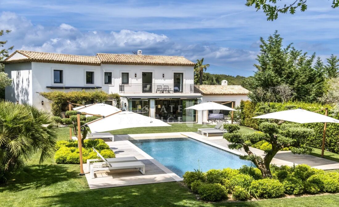 MOUGINS – Superbe Villa Néo Provençale