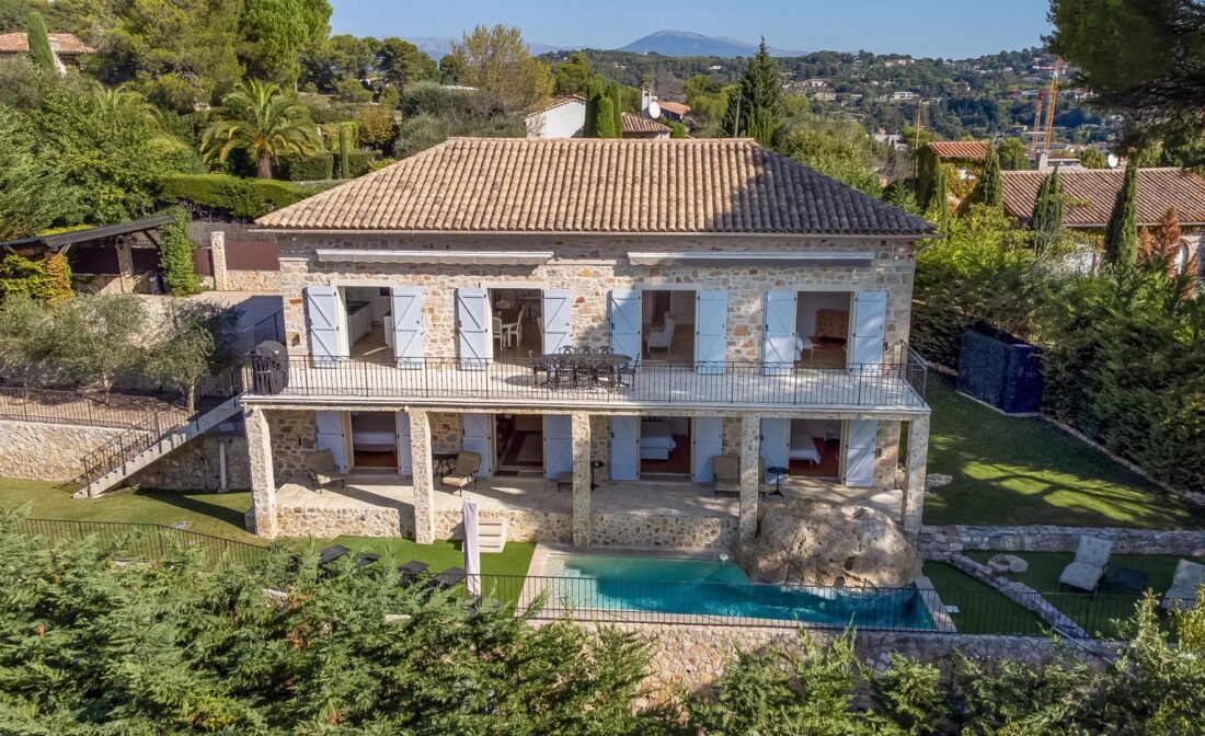 MOUGINS : Belle Bastide en Pierre avec Vue sur la Mer