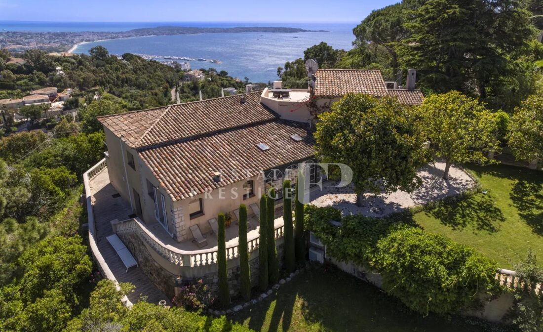 SUPER CANNES – Splendid property with sea view