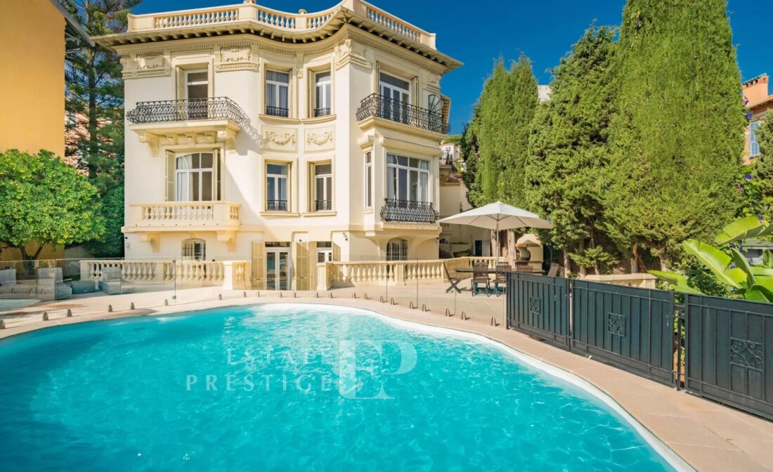 VILLEFRANCHE SUR MER – Former royal residence in the city center with sea view