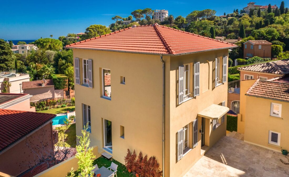 SAINT JEAN CAP FERRAT – Recently renovated villa offering a beautiful sea view  an indoor pool