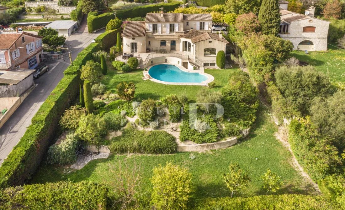 LA COLLE SUR LOUP : Une Rare villa de village 5 chambres avec piscine