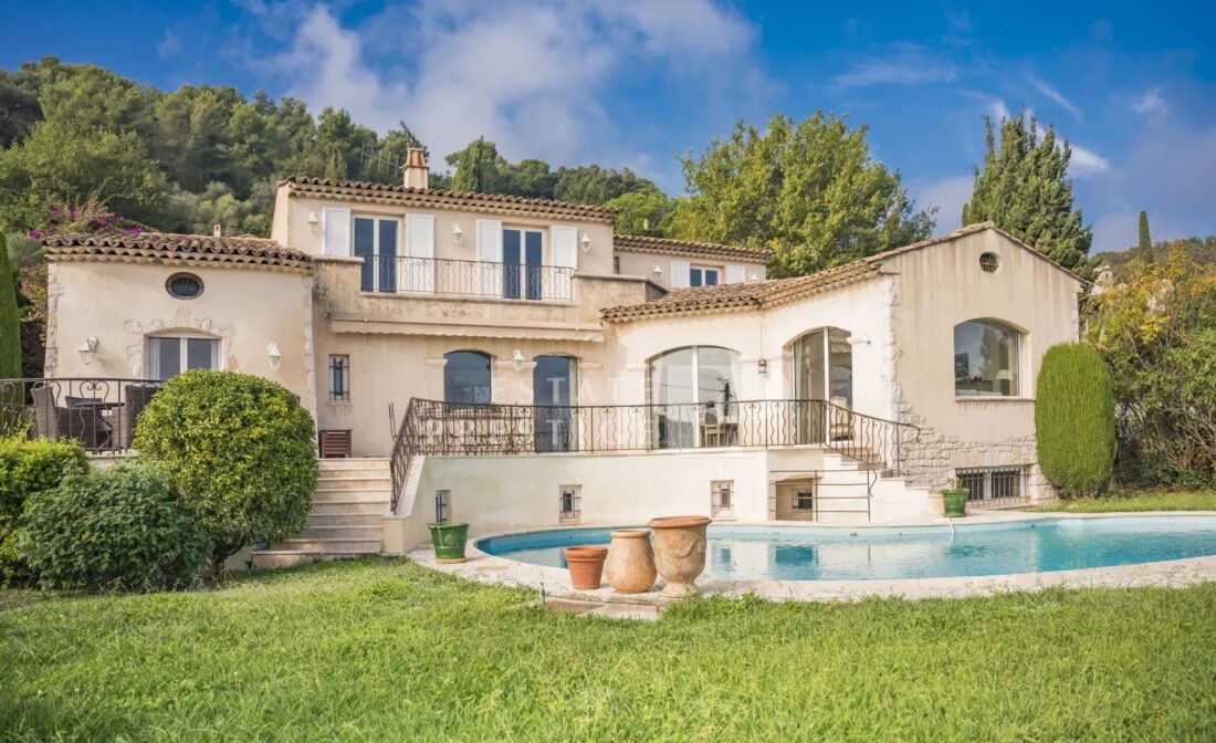 LA COLLE SUR LOUP : Une Rare villa de village 5 chambres avec piscine