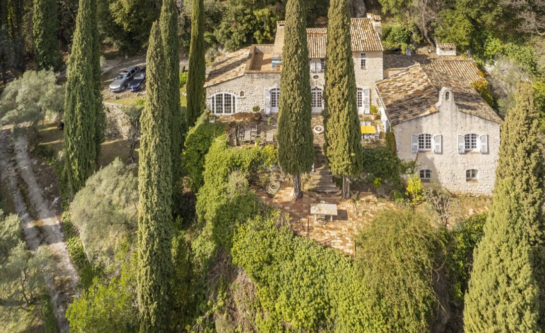 TOURRETTES-SUR-LOUP : bеликолепная каменная недвижимость с панорамным видом