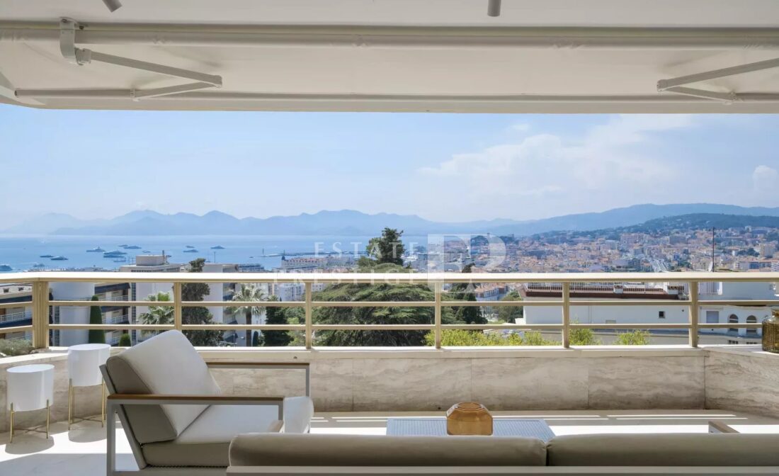 CANNES – 3 bedroom flat with panoramic view of the sea and the Lerins Islands