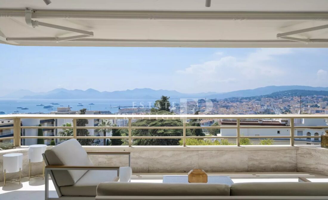CANNES – 3 bedroom flat with panoramic view of the sea and the Lerins Islands