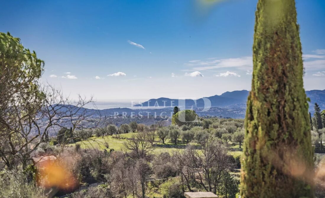 CHATEAUNEUF-DE-GRASSE : A Beautiful townhouse with a Pool and Sea views