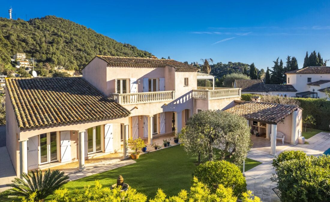 VILLEFRANCHE SUR MER –  Maison de charme avec piscine dans domaine privé