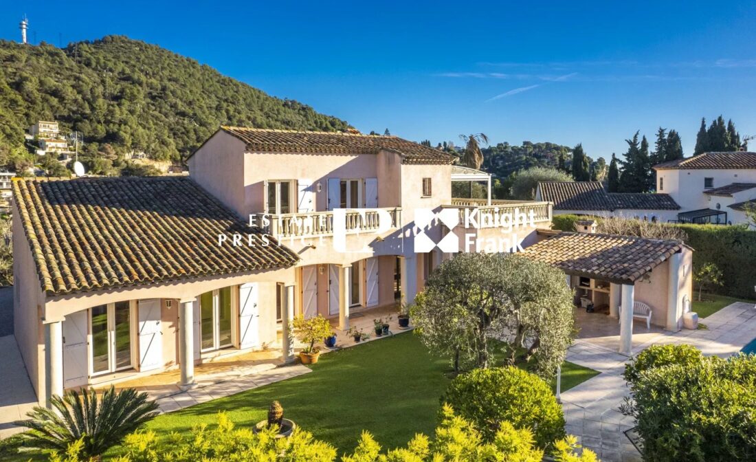 VILLEFRANCHE SUR MER – Charming house with swimming pool in a private domain