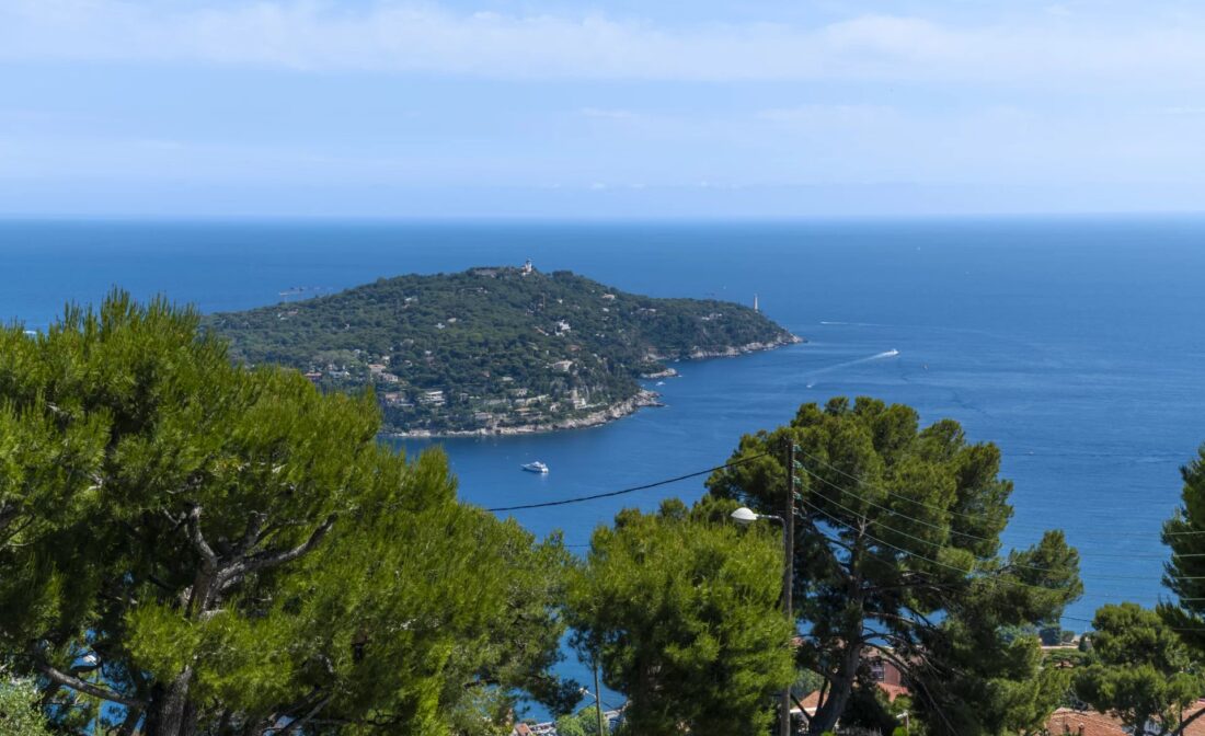 VILLEFRANCHE SUR MER Duplex apartment overlooking the bay