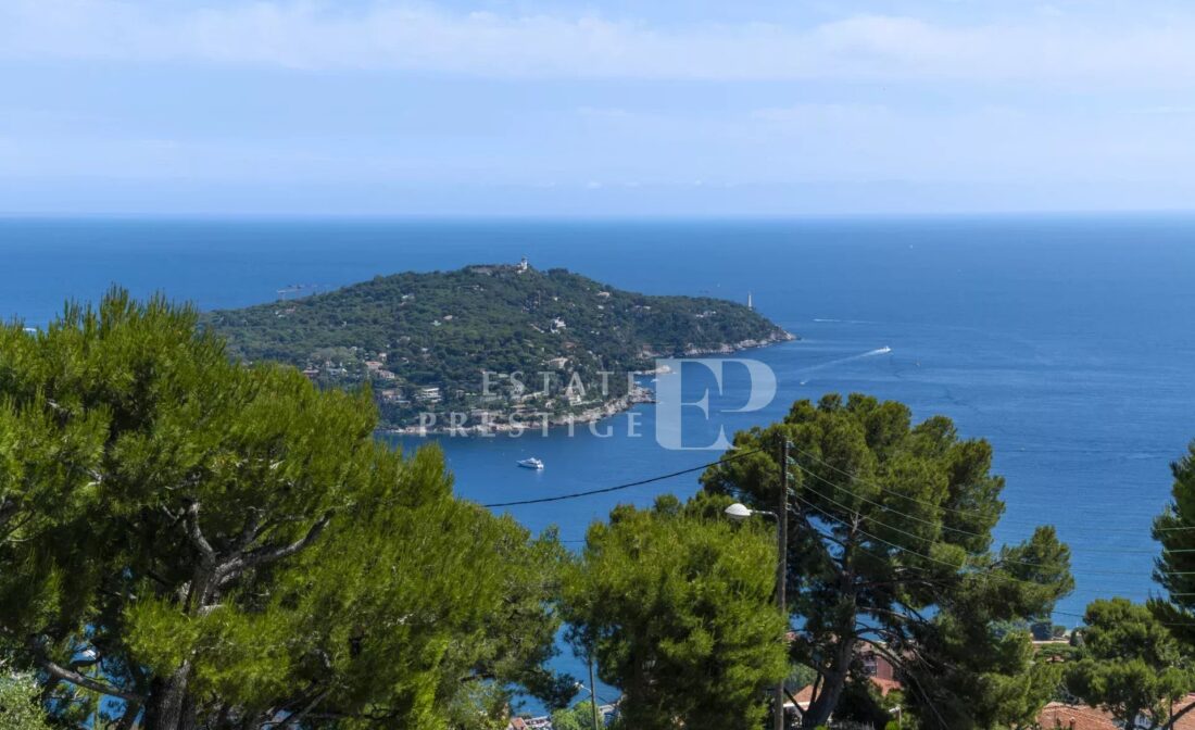 VILLEFRANCHE SUR MER Duplex apartment overlooking the bay