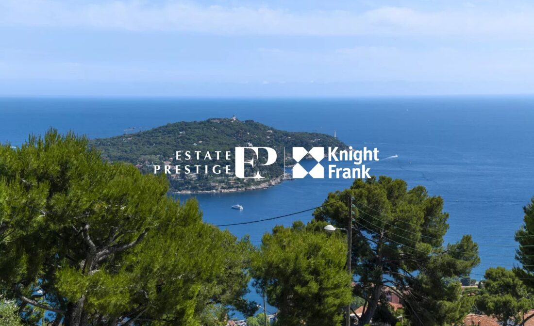 VILLEFRANCHE-SUR-MER –  Near Monaco, duplex apartment with bay view