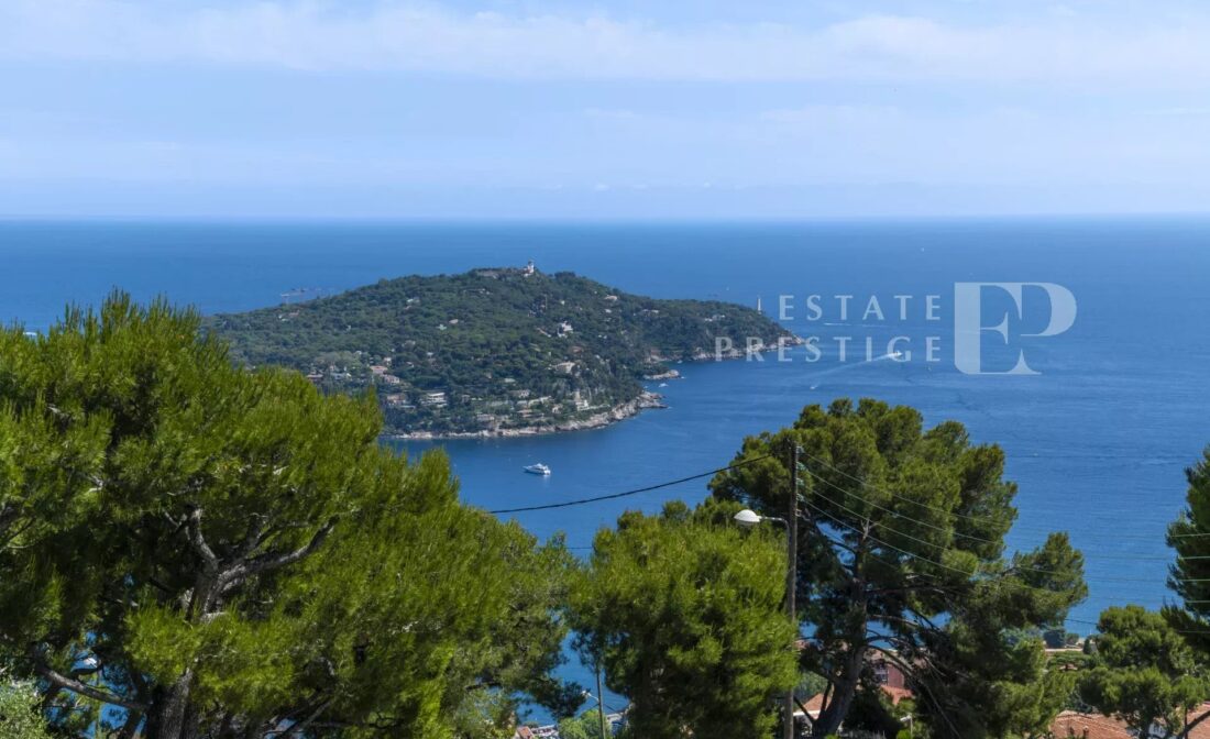 VILLEFRANCHE SUR MER Duplex apartment overlooking the bay