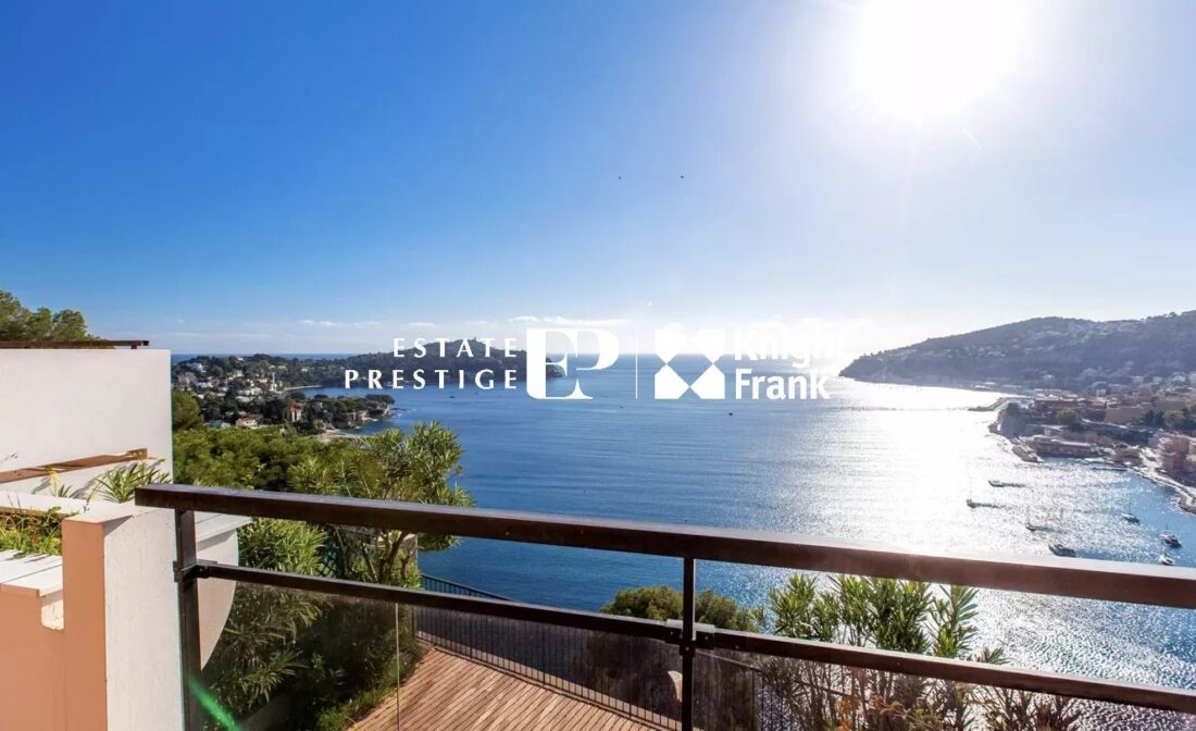 VILLEFRANCHE SUR MER – Bel appartement de 4 pièces en duplex