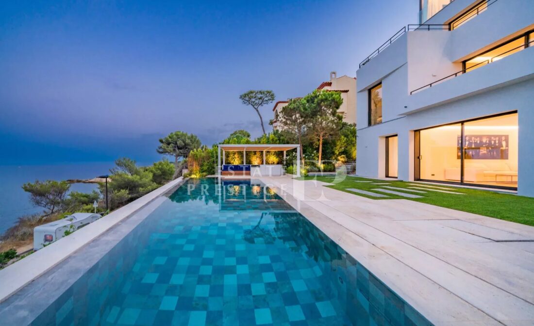 CAP D’ANTIBES : Une superbe Villa en front de mer