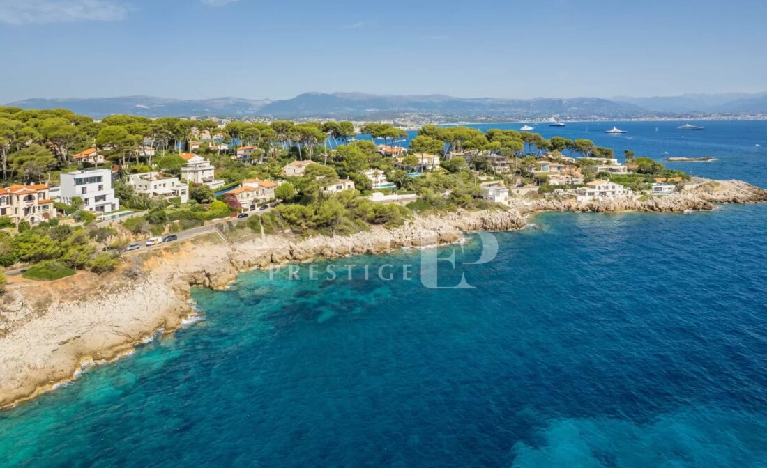 CAP D’ANTIBES : Une superbe Villa en front de mer