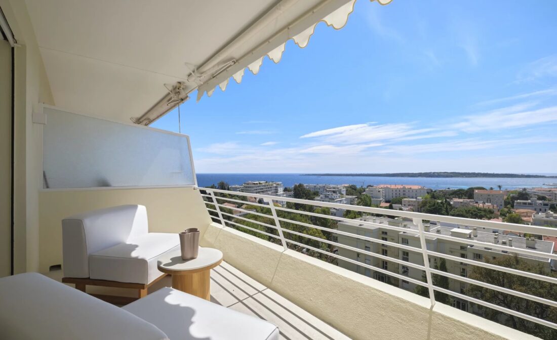 CANNES – Beautiful 2-bedroom apartment with sea view in a secured residence