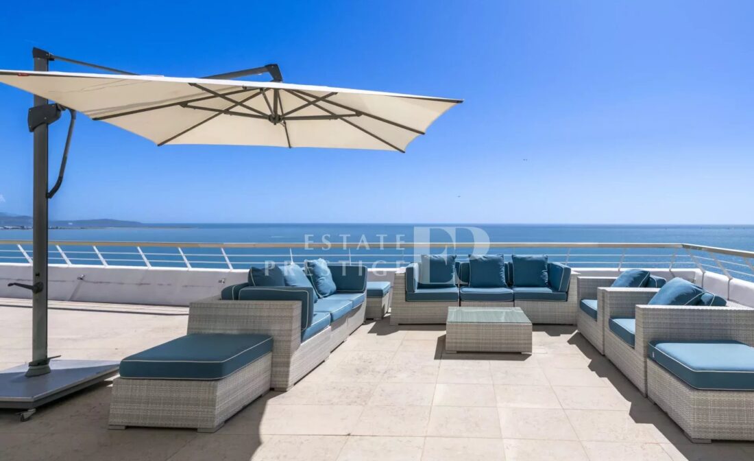 VILLENEUVE-LOUBET – Penthouse en bord de mer avec piscine privée sur le toit proche de Nice